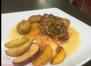 Una foto de Brazuelo De Cerdo Con Salsa De Piña Y Naranja