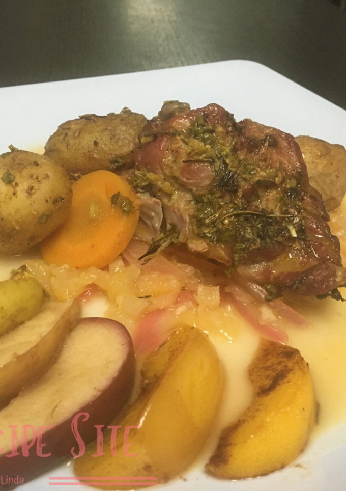 Una foto de Brazuelo De Cerdo Con Salsa De Piña Y Naranja