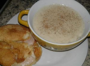 Una foto de Avena con una tostada con queso y jamón