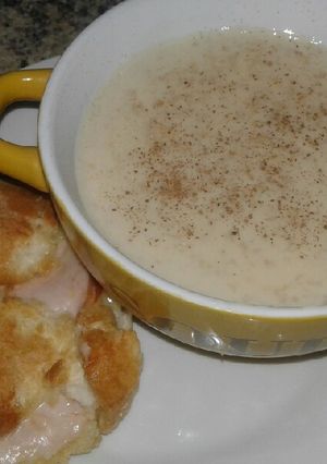 Una foto de Avena con una tostada con queso y jamón