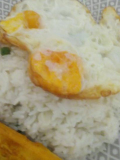 Una foto de Huevo Frito con Bananas y Arroz a lo Carmelita