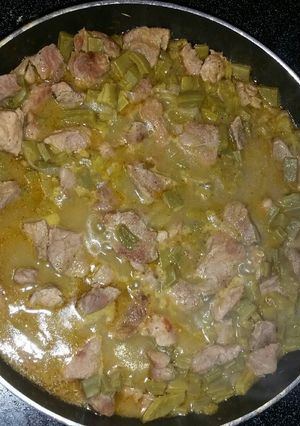 Una foto de Carne de puerco con nopales.