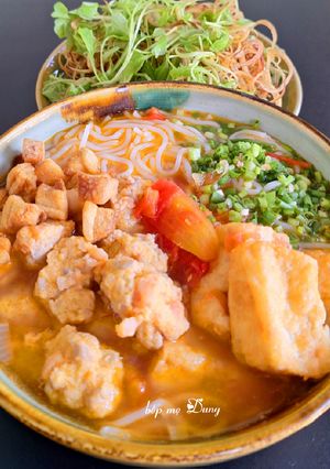 A picture of Bún Riêu with Shrimp and Pork.