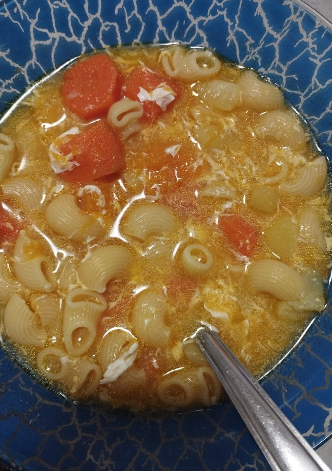 Una foto de Sopa de verduras y huevo