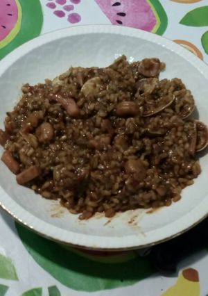 Una foto de Arroz negro a la cerveza