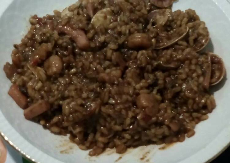 Arroz negro a la cerveza