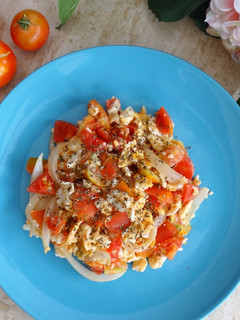 Una foto de Huevos revueltos con tomates