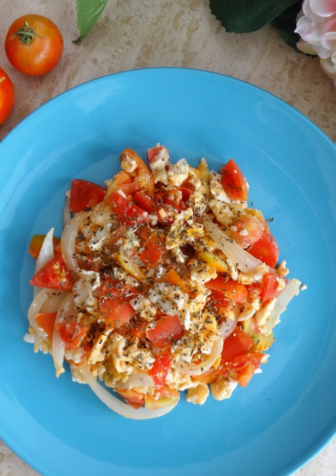 Una foto de Huevos revueltos con tomates