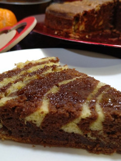Una foto de Bizcocho cebra borracho de naranja y chocolate