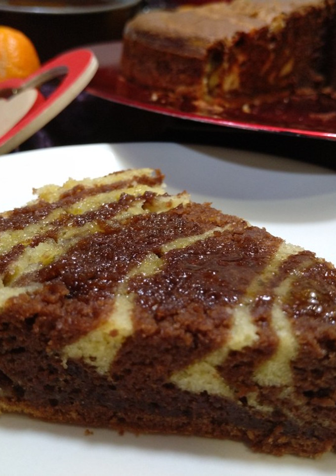 Una foto de Bizcocho cebra borracho de naranja y chocolate
