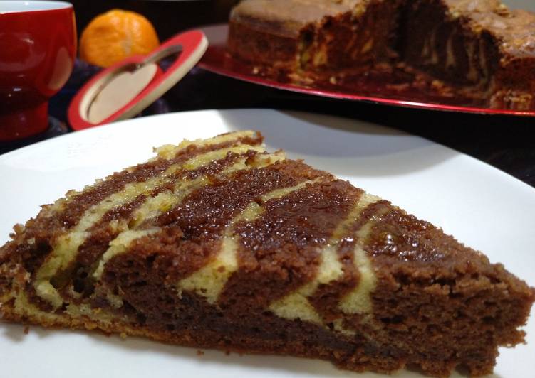Bizcocho cebra borracho de naranja y chocolate