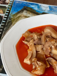 Una foto de Careta de cerdo en salsa de tomate