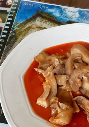 Una foto de Careta de cerdo en salsa de tomate
