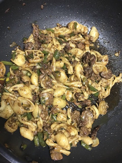 A picture of Macaroni mixed with chicken livers.