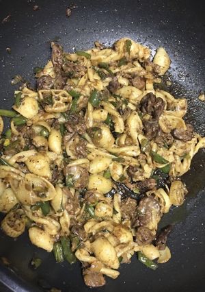 A picture of Macaroni mixed with chicken livers.