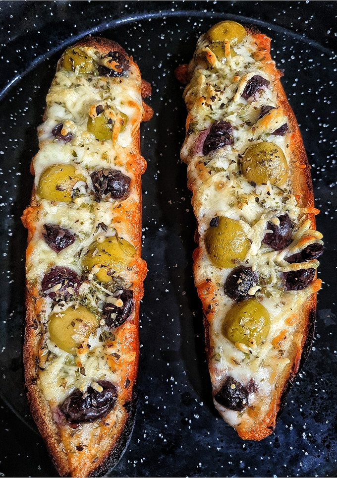 Una foto de Panini con queso y aceitunas