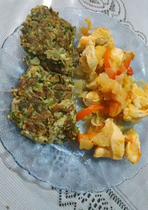 Una foto de Hamburguesas de berenjena y pollo salteado