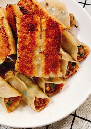 A picture of Crispy Pan-Fried Dumplings (Guotie).