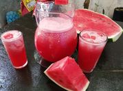 Una foto de agua de sandía