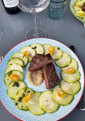 Une photo de Carpaccio de courgette viande de boeuf sauce aubergine