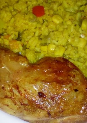 Fűszeres mexikói rizs sült csirkecombbal recept fotója