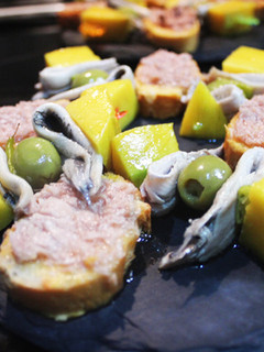 Una foto de Banderillas de mango y boquerones acompañadas de foie gras