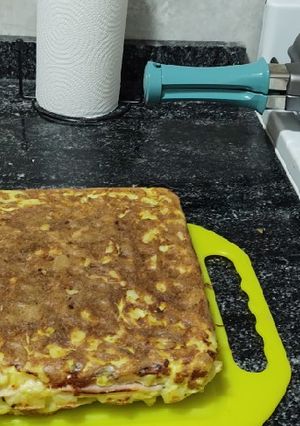 Una foto de Tortilla de papa con jamón y queso