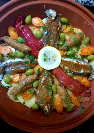 Une photo de Tajine de sardines avec des légumes، olives vert