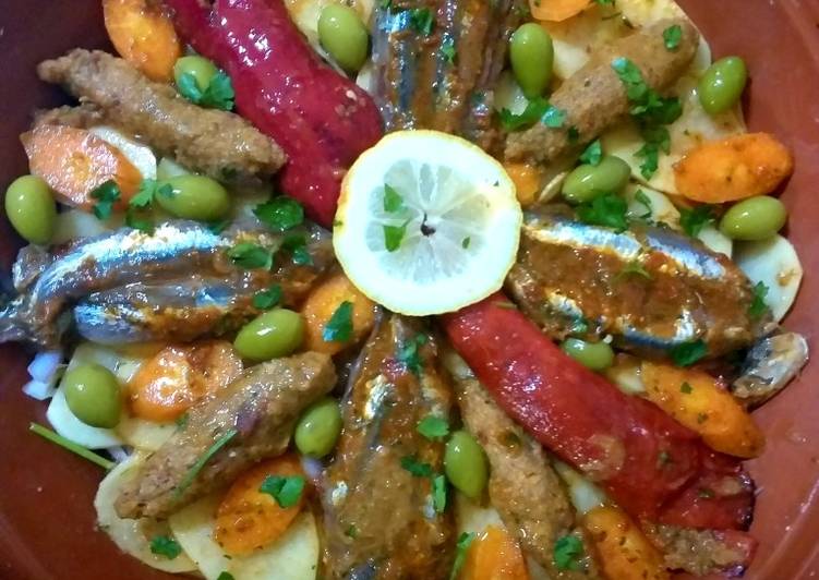 Tajine de sardines avec des légumes، olives vert