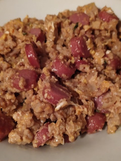Una foto de Carne Picada con Salchichas y huevo