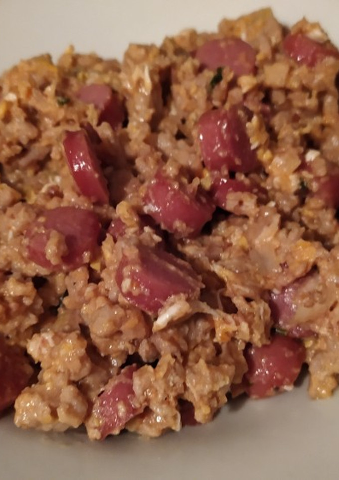 Una foto de Carne Picada con Salchichas y huevo