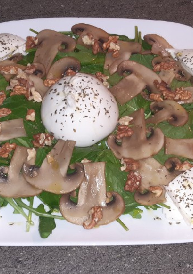 Una foto de Ensalada espinaca, queso y champiñones