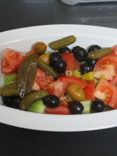 Una foto de Ensalada de encurtidos con tomate y pepino