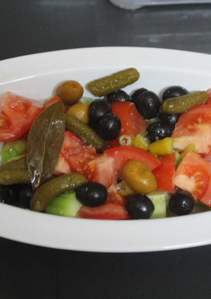 Una foto de Ensalada de encurtidos con tomate y pepino