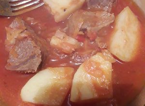 Una foto de Estofado de carne y papas fácil y rico