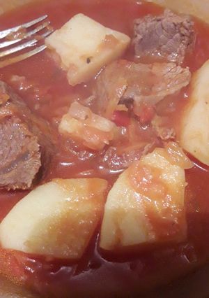 Una foto de Estofado de carne y papas fácil y rico