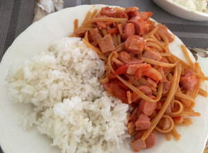 Una foto de Pasta de salchichas y base de tomate