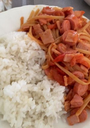 Una foto de Pasta de salchichas y base de tomate