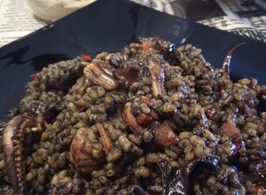Foto principal de Arroz negro a la paella con calamares de potera, gambones y alioli de dos ajos