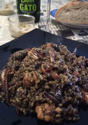 Foto principal de Arroz negro a la paella con calamares de potera, gambones y alioli de dos ajos