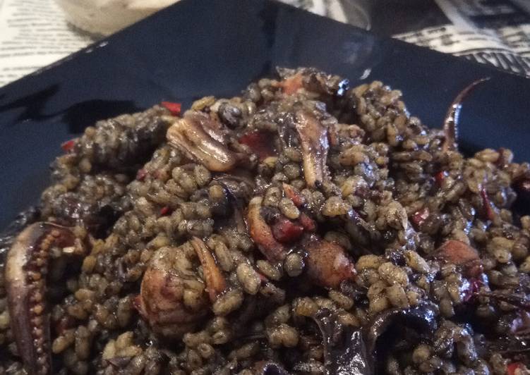 Arroz Negro a la Paella con Calamares de Potera, Gambones y Alioli de Dos Ajos