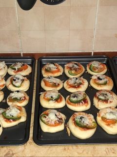 صورة لوصفة ميني بيتزا بعجينه روعه🍕 🍕🍕🍕🍟🍟🍕🍕🍕🍕