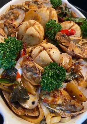 รูปของ สปาเกตตี ผัดพริกเผา หอยลาย 🦪 vs ลูกชิ้นปลาภูเก็ต