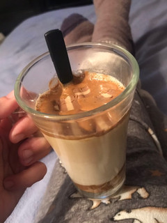Una foto de Café Dalgona con dulce de leche
