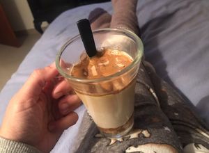 Una foto de Café Dalgona con dulce de leche
