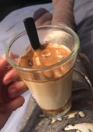 Una foto de Café Dalgona con dulce de leche