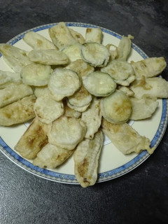 Una foto de Berenjena y calabacín en tempura