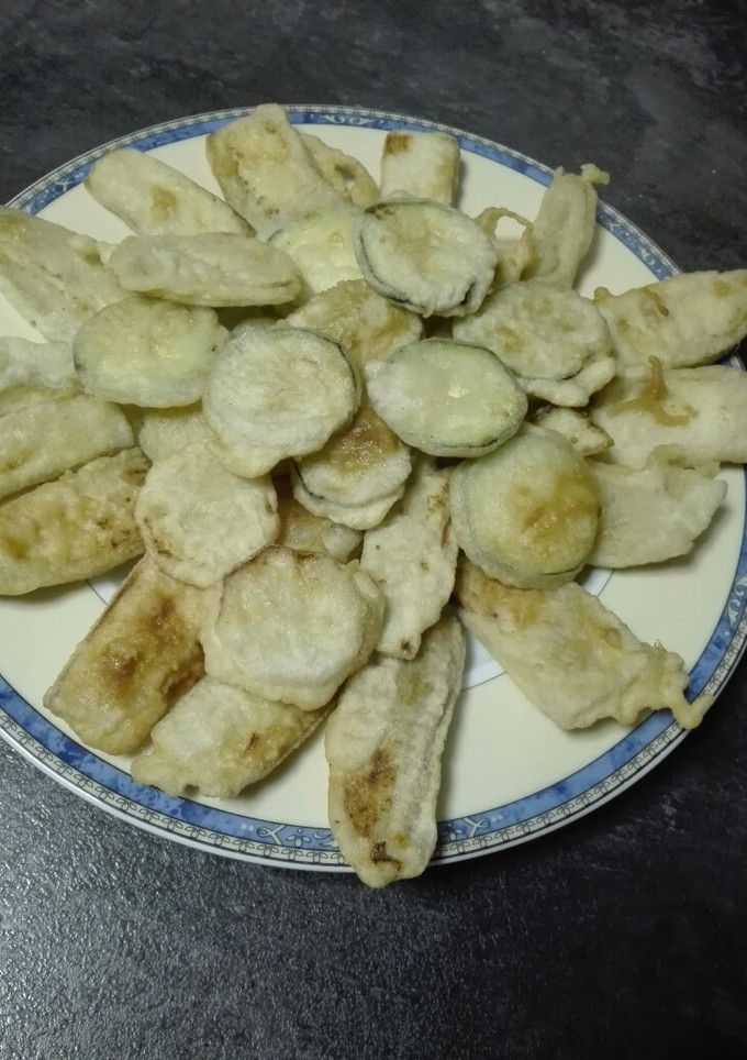 Una foto de Berenjena y calabacín en tempura
