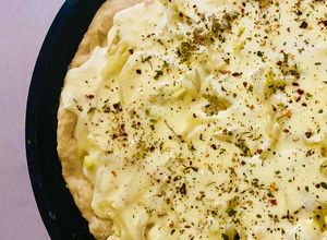 Una foto de PIZZA FUGAZZA CON QUESO🍻🍽️🍷 🍕🍕🧀🧅🍕🍕