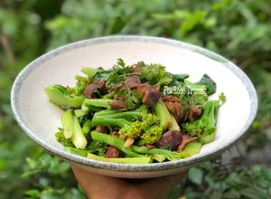 Hình của món Bông Cải Xanh Xào Mề Gà.